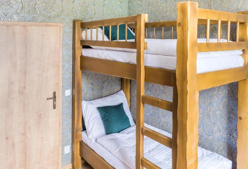 شقة عائلية, U čmeláků