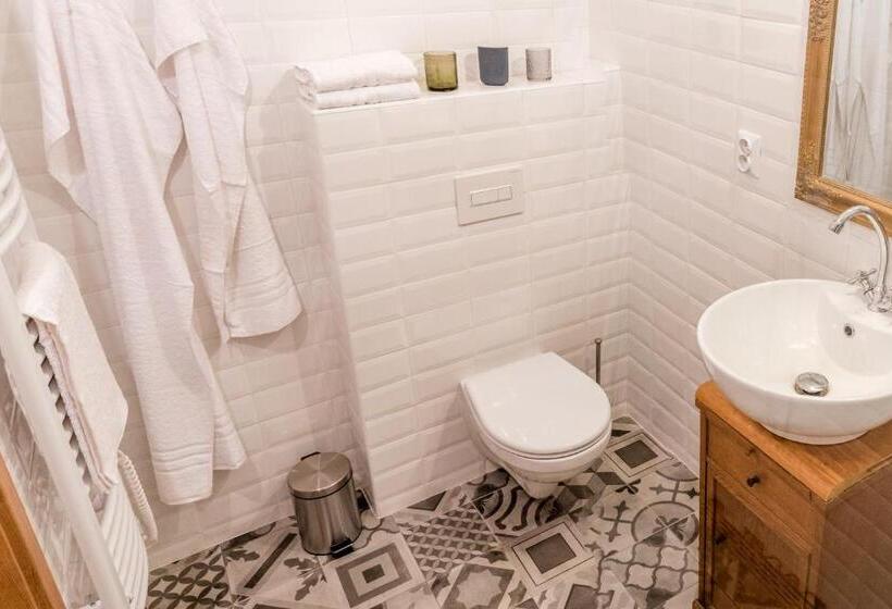 شقة عائلية, U čmeláků