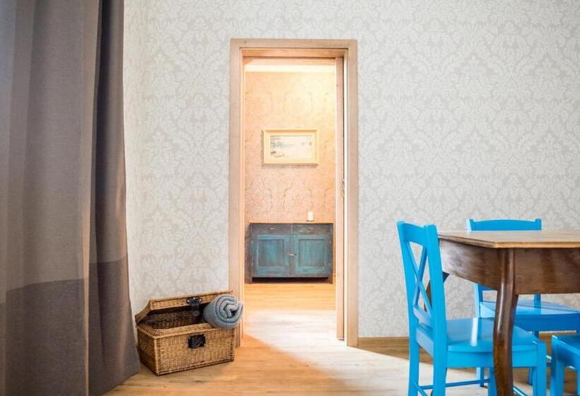 شقة عائلية, U čmeláků