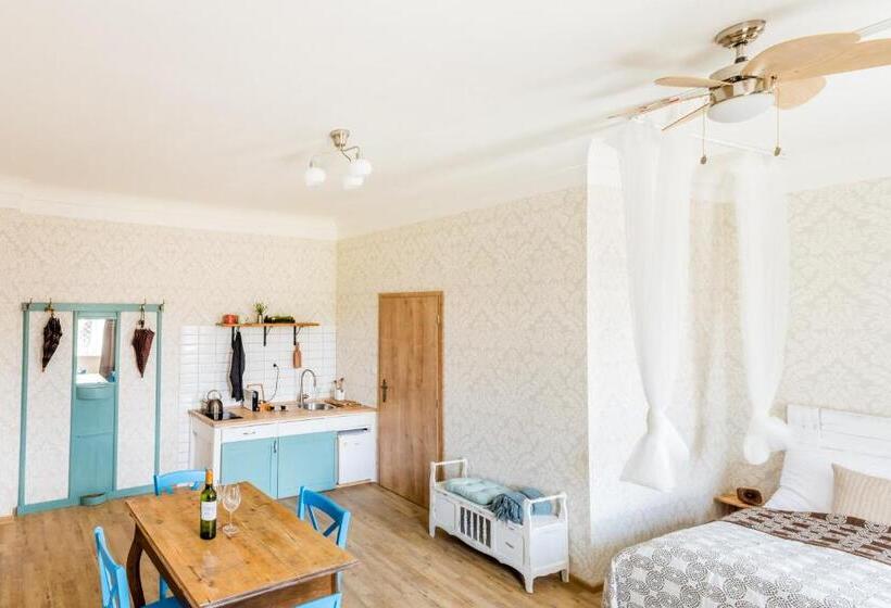 شقة عائلية, U čmeláků