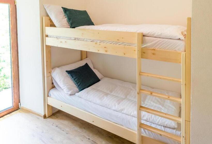 غرفة قياسية ثلاثية مزودة بتراس, U čmeláků