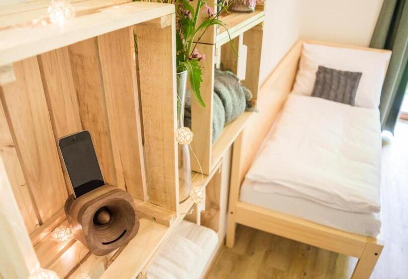 غرفة قياسية ثلاثية مزودة بتراس, U čmeláků