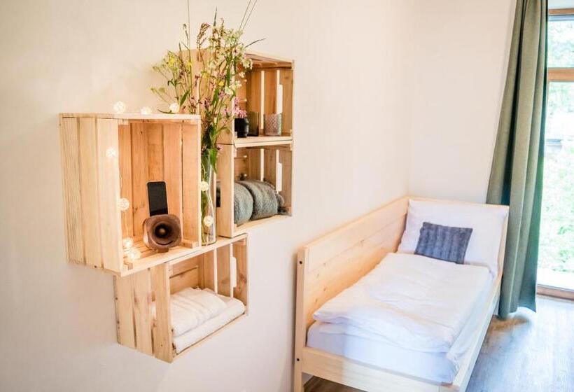 غرفة قياسية ثلاثية مزودة بتراس, U čmeláků