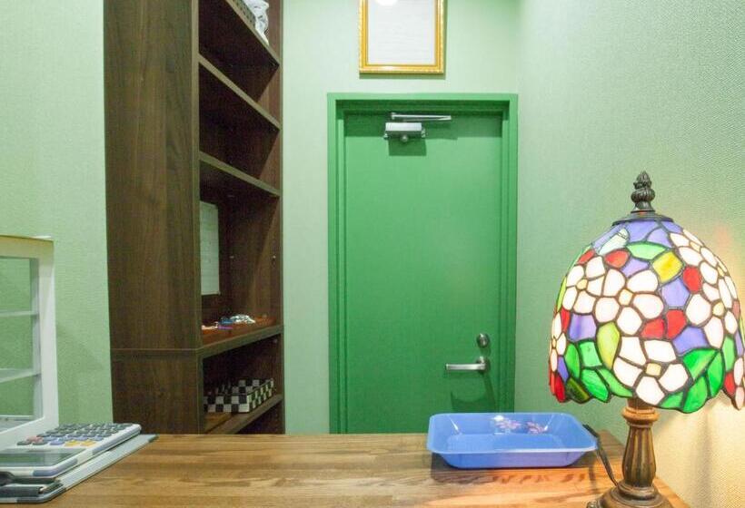 غرفة عائلية, Akasakano Sato