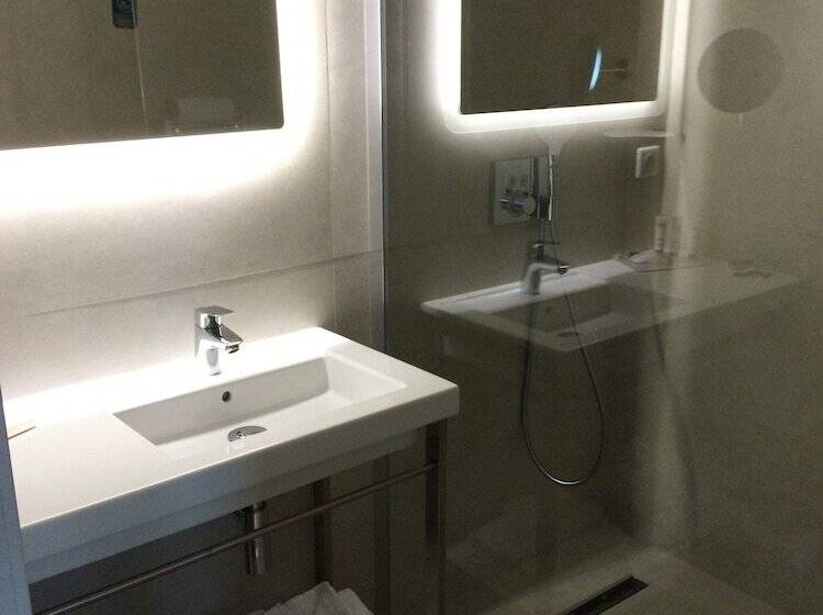 带阳台的高级房间, Mercure Hotel & Spa Bastia Biguglia