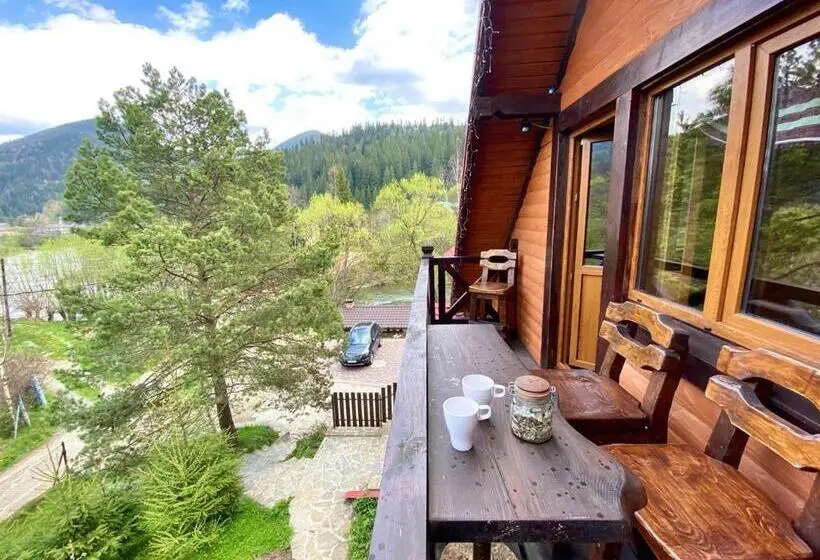 اتاق استاندارد چهارنفره با بالکن, Nad Prutom Apartment