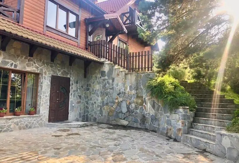 اتاق خانوادگی با چشم‌انداز کوه, Nad Prutom Apartment