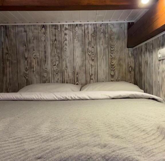 اتاق خانوادگی با چشمانداز کوه, Nad Prutom Apartment