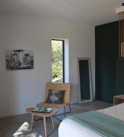 Номер Стандарт Вид на Бассейн, Les Petites Maisons