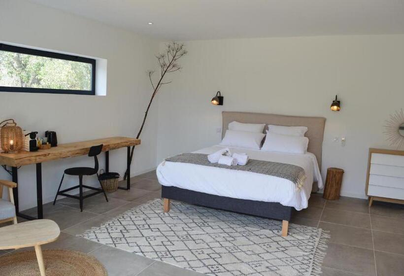 Номер Стандарт Вид на Бассейн, Les Petites Maisons