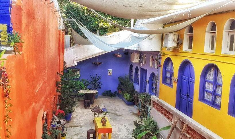 اتاق خانوادگی, Riad Lola