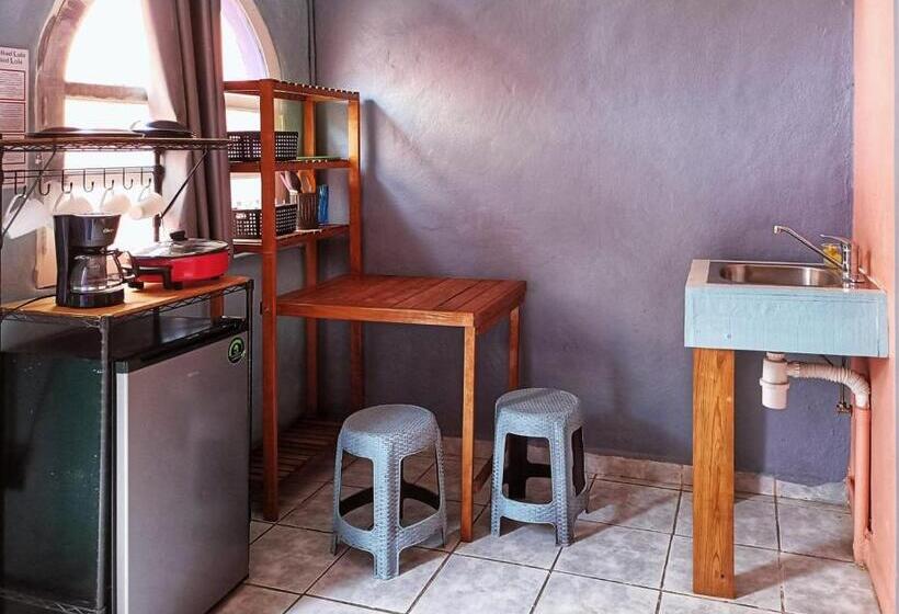 חדר משפחתי, Riad Lola