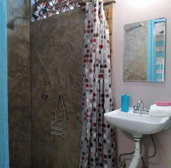 חדר אקונומי, Riad Lola