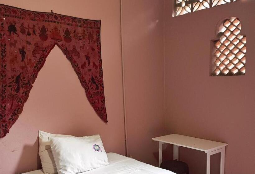 חדר אקונומי, Riad Lola