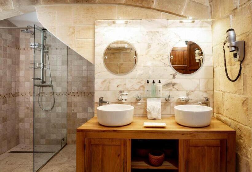 سوئیت با تخت بزرگ, The 3cities Auberge