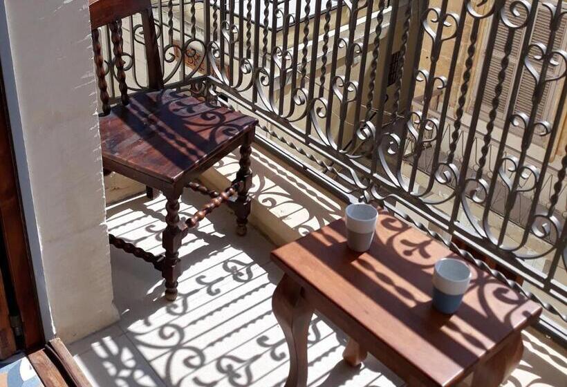 سوییت جونیور با بالکن, The 3cities Auberge