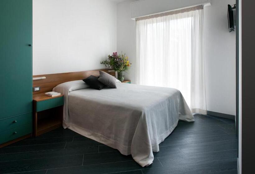 חדר סטנדרט לשלושה עם מרפסת, Liliana