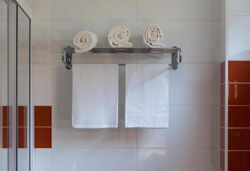 חדר משפחתי, Liliana