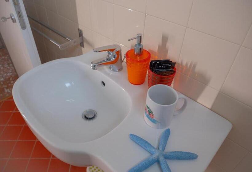 חדר משפחתי, Liliana