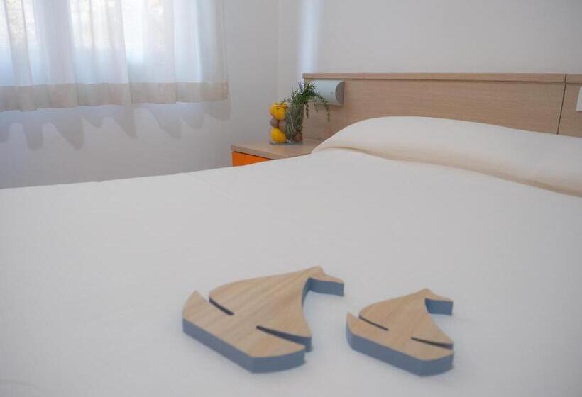 חדר סטנדרט לשלושה, Liliana