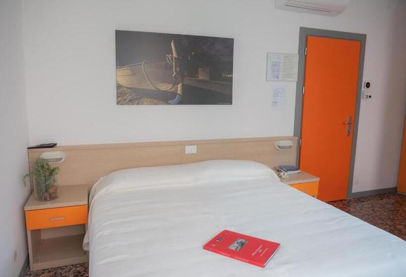 חדר סטנדרט לשלושה, Liliana