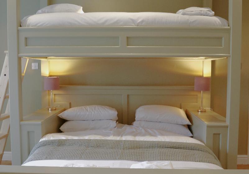 חדר סופריור לשלושה, Riverbanc