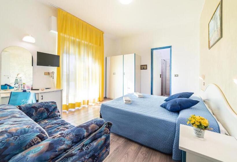 חדר סטנדרט לשלושה עם מרפסת, Tivoli