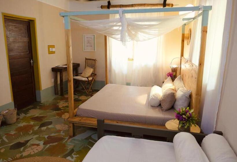 스탠다드 룸 킹사이즈 침대, Mama Root