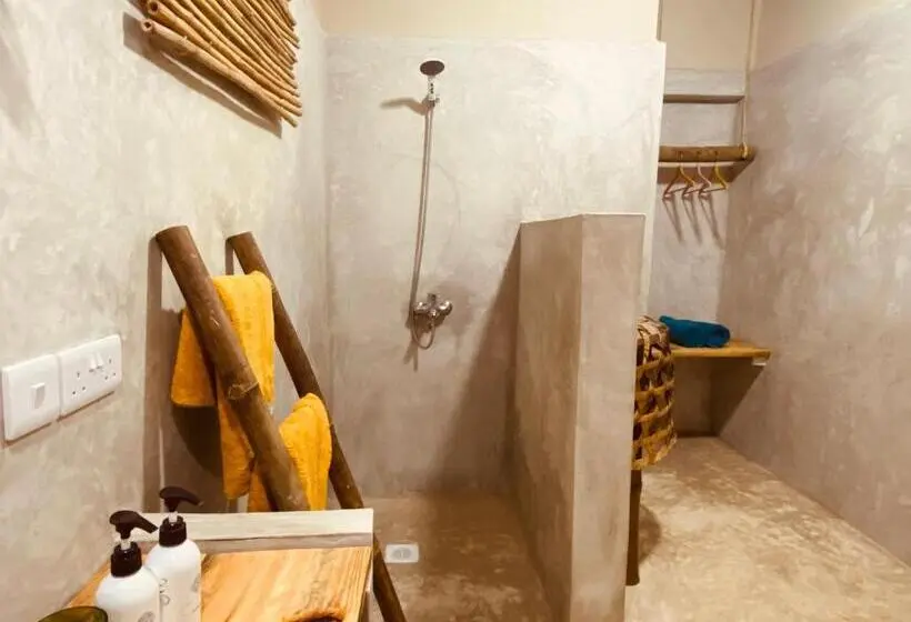اتاق لوکس با تخت بزرگ, Mama Root