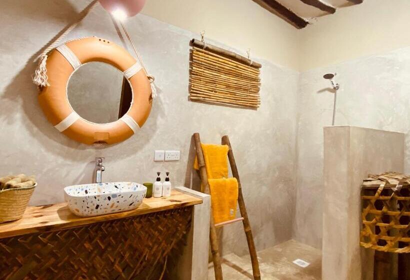 스탠다드 룸 킹사이즈 침대, Mama Root