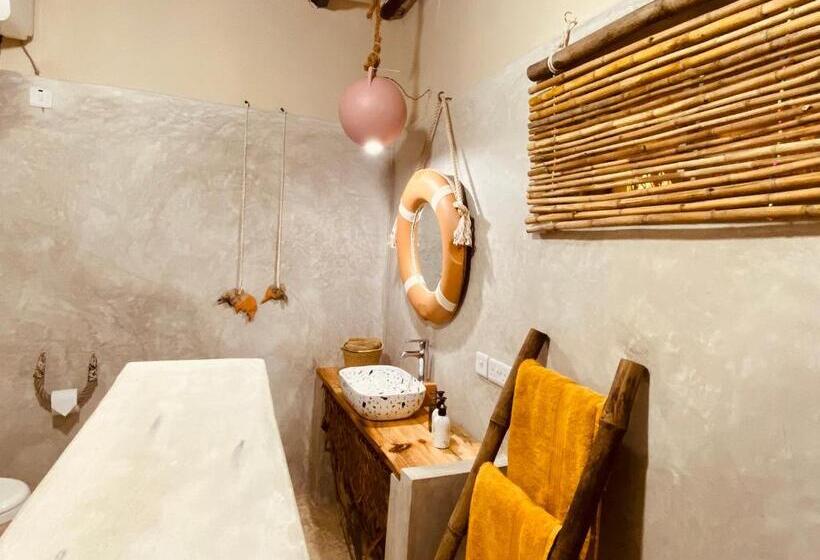 스탠다드 룸 킹사이즈 침대, Mama Root