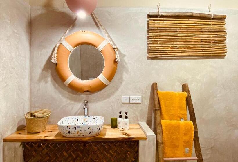 스탠다드 룸 킹사이즈 침대, Mama Root