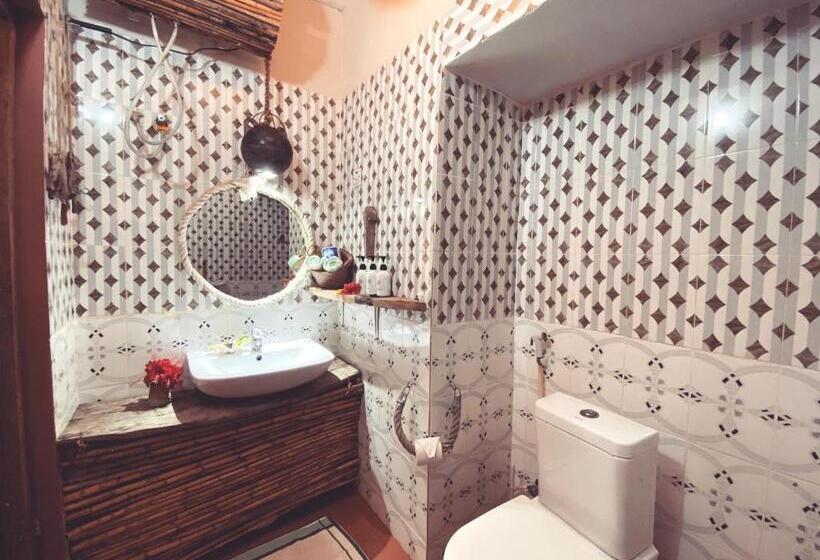 디럭스 룸, Mama Root