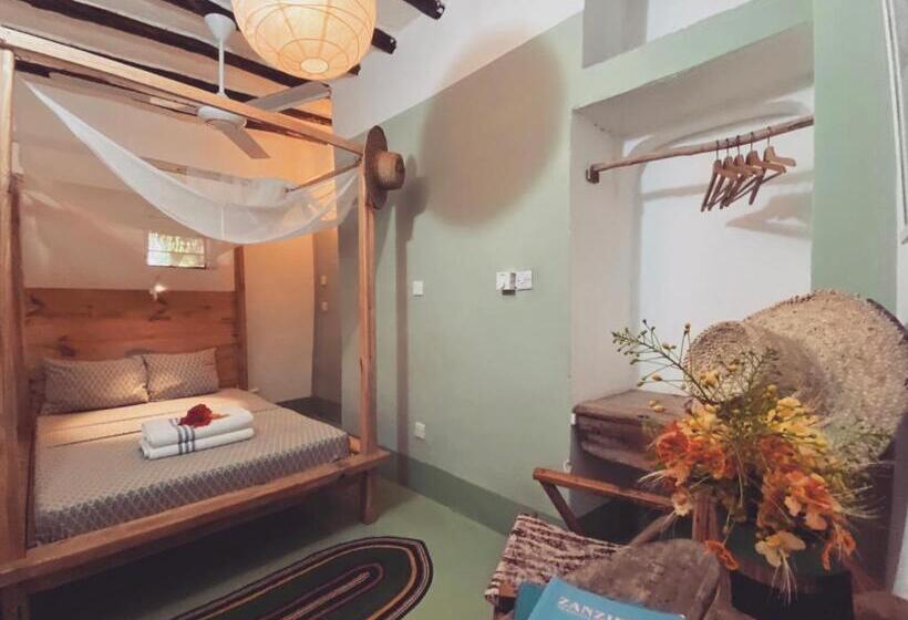 이코노미 룸, Mama Root