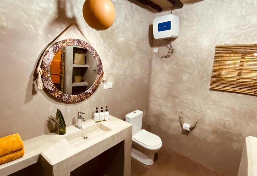 스탠다드 룸 킹사이즈 침대, Mama Root