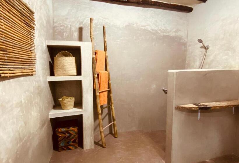 Quarto Estandar Cama King, Mama Root