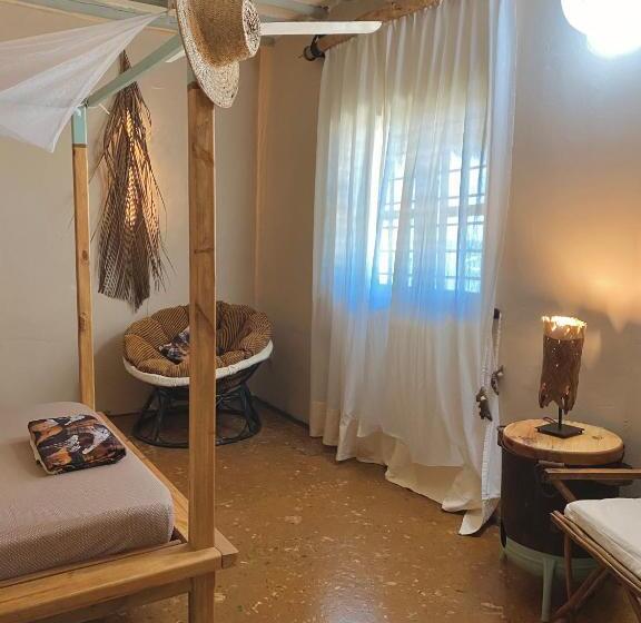 Quarto Estandar Vista Mar, Mama Root