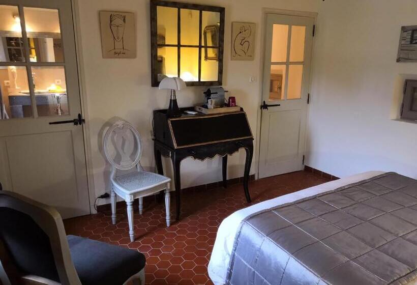 غرفة قياسية مطلّة علي حمام السباحة, Mas De Longuefeuille