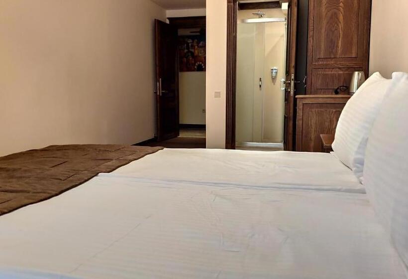 اتاق لوکس, Maajid Boutique