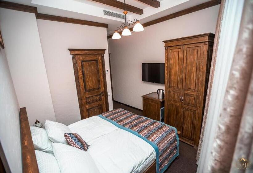 اتاق اکونومی, Maajid Boutique