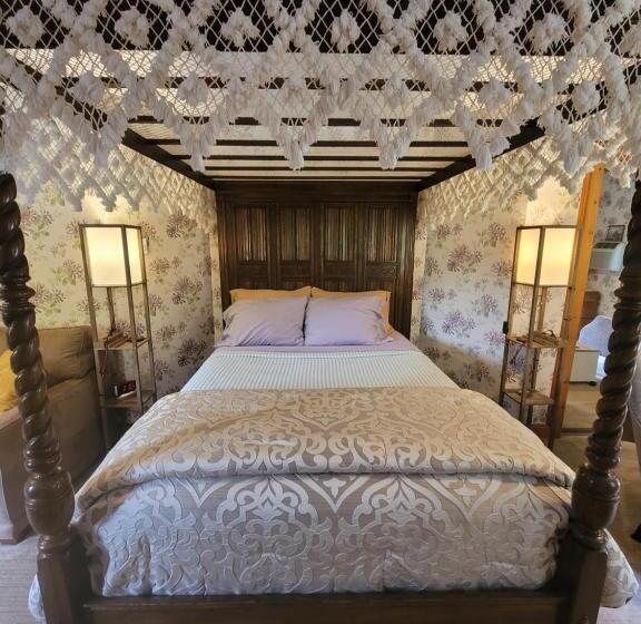 Люкс, Whisperin' Pines Chalet