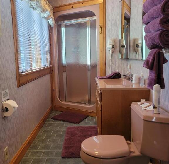 Люкс, Whisperin' Pines Chalet