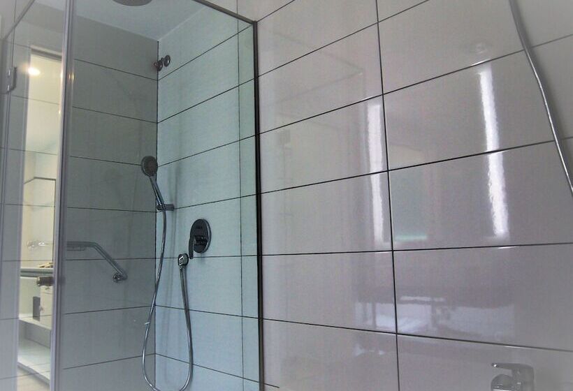 اتاق استاندارد, Four Rooms