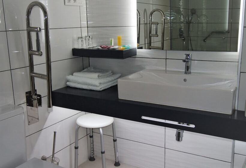 스탠다드 트리플 룸, Four Rooms