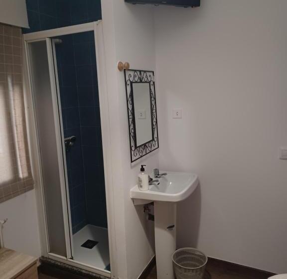 اتاق استاندارد یک نفره, Hostal Forest