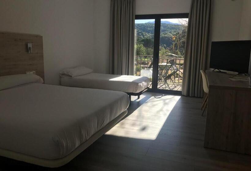 Номер Стандарт Трехместный, Hostal La Guineu