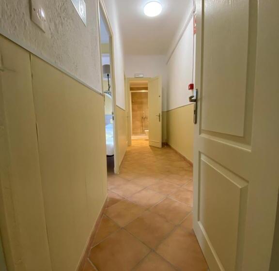 발코니가 있는 4인용 스탠다드 룸, Hostal Restaurant Casa Comaulis