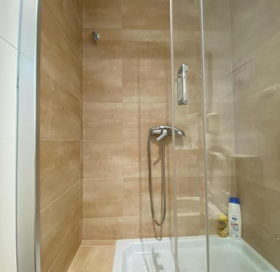 발코니가 있는 4인용 스탠다드 룸, Hostal Restaurant Casa Comaulis