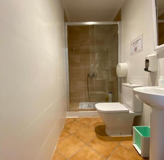 발코니가 있는 4인용 스탠다드 룸, Hostal Restaurant Casa Comaulis