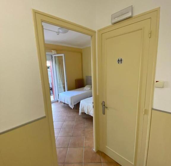 Четырехместный Номер Стандарт с Балконом, Hostal Restaurant Casa Comaulis